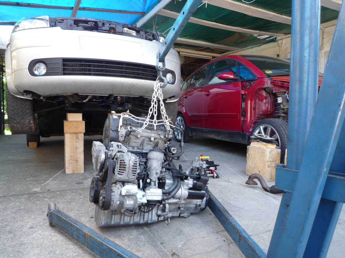 1.4TDI-Motor_und_aufgebockter_A2_vor_Motoreinbau.jpg.80a57577643bc26b56f8c52d2c11b6c0.jpg