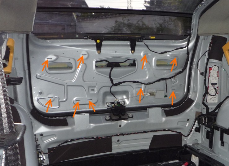 Wie geht das Licht im Kofferraum trotz offener Heckklappe aus?
