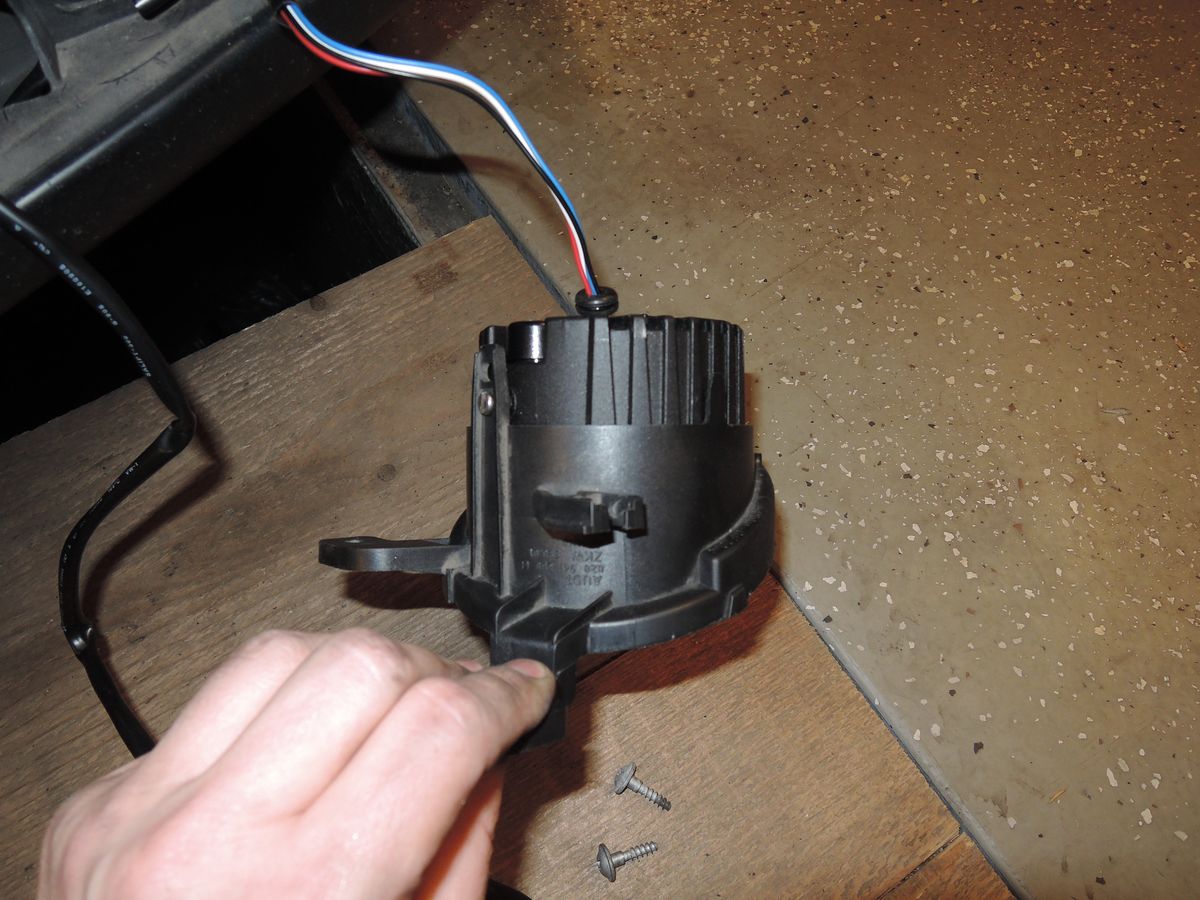 OSRAM_LEDriving_Fog_Audi_A2_Housing_and_mounting_08.JPG.78b8685a5f7f597384b7d61d2f7da1a0.JPG