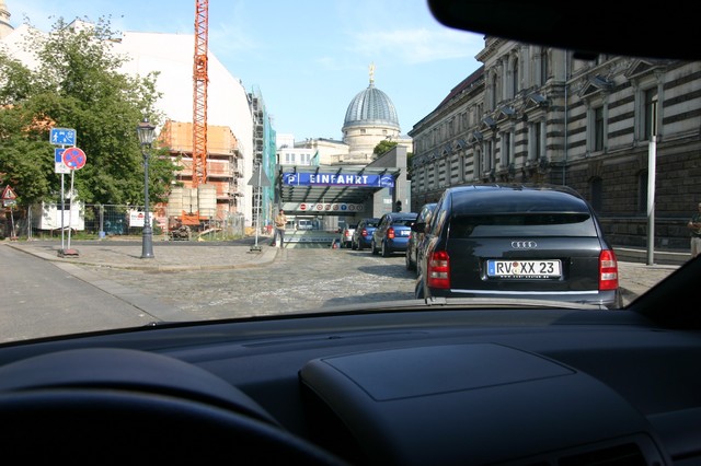 Fahrt durch Dresden Richtung Parkhaus