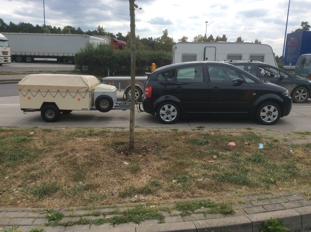 Knutschkugel plus Zeltanhänger