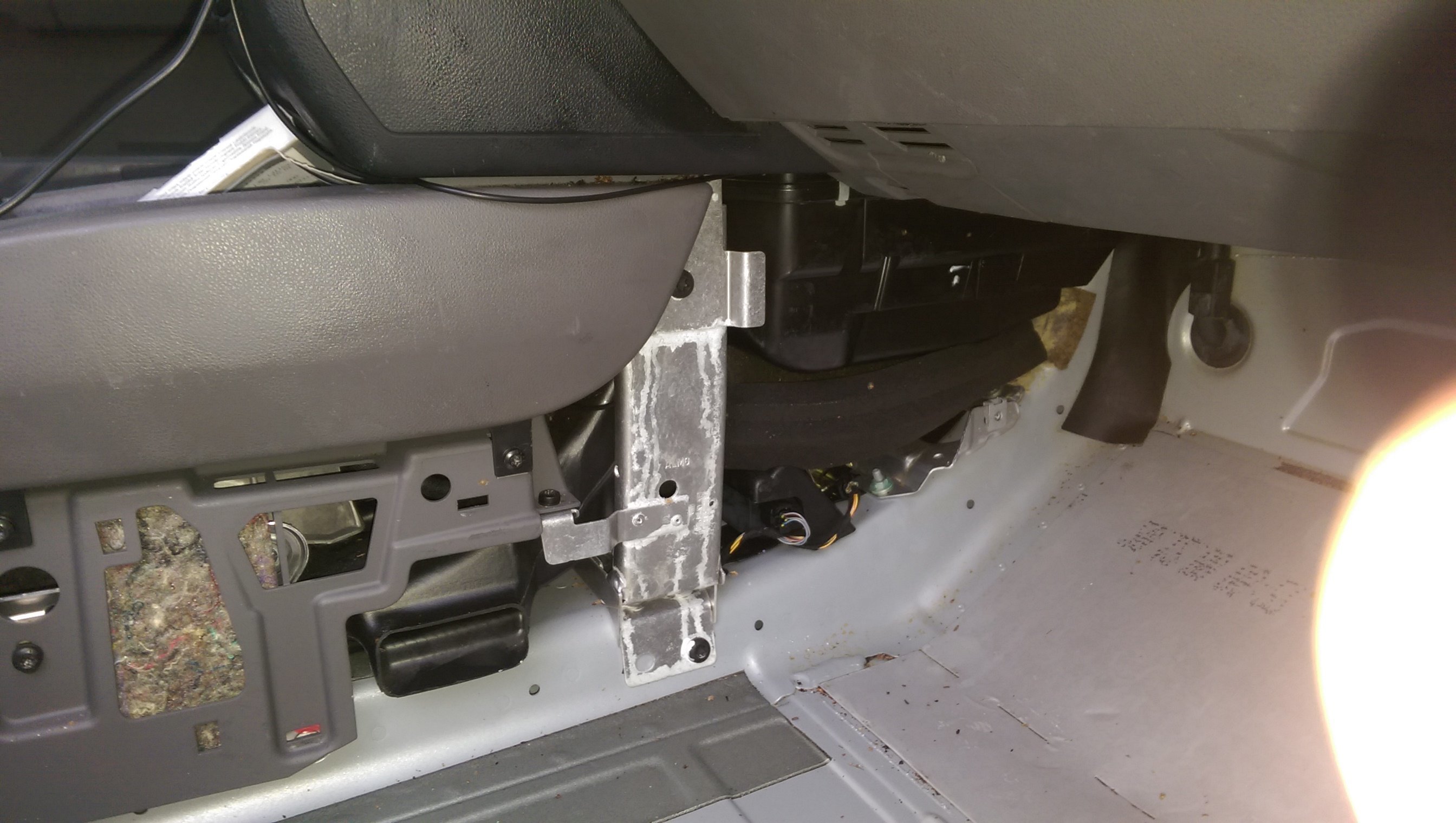 Fussraum hinten rechts nass (Oelige Substanz) - Technik - Audi A2