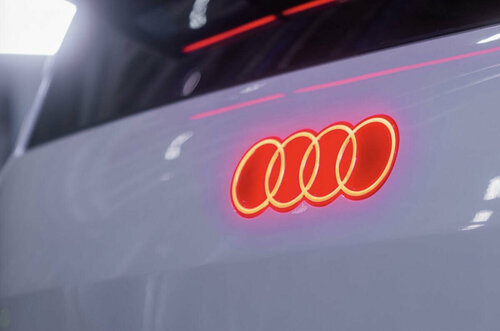 audi_a2_e-tron_concept_-_illuminated_badge.jpg